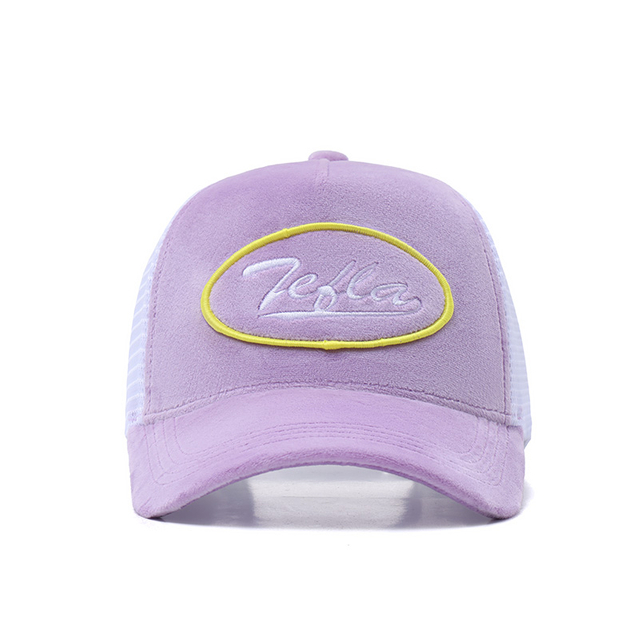 Am&eacute;liorez votre collection de couvre-chefs avec notre casquette de camionneur en daim &agrave; 5 panneaux